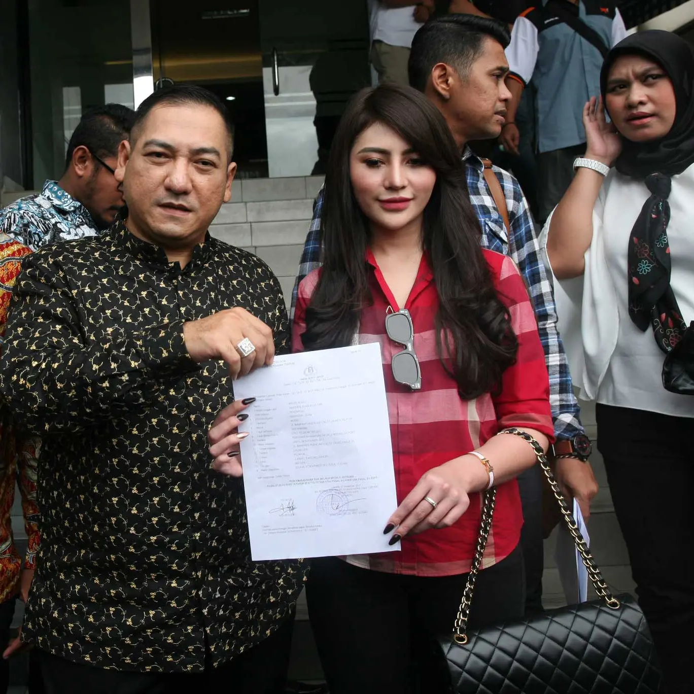 Widuri Agesty saat melapor ke Polda Metro Jaya (Nurwahyunan/Bintang.com)