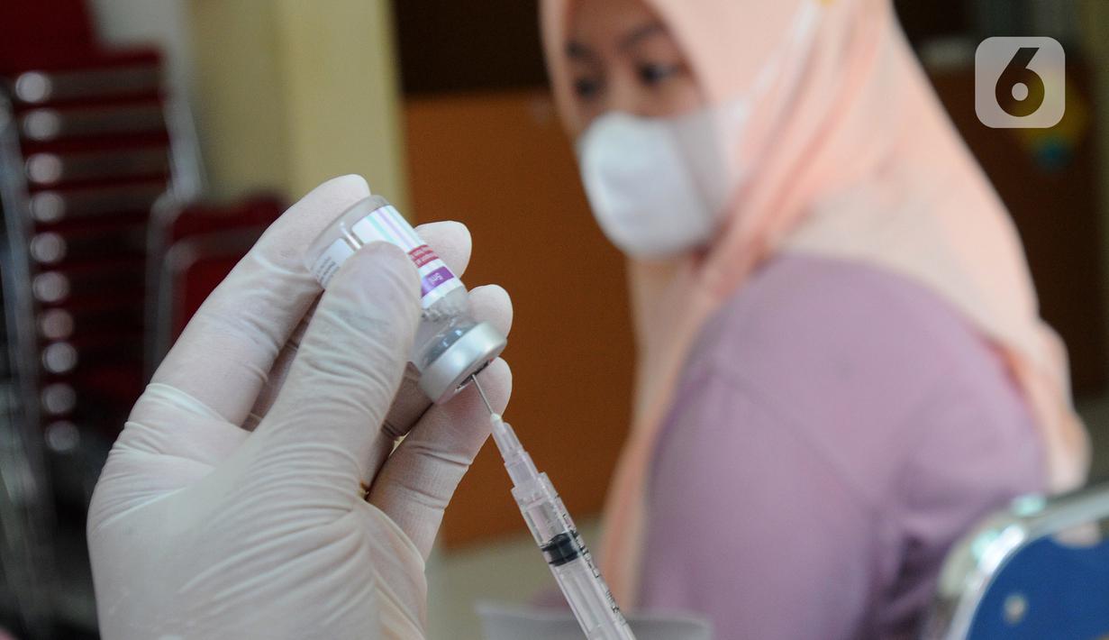 Paramedis menyiapkan vaksin dosis ketiga covid-19 (booster) saat vaksinasi serentak Pemkot Depok di Kantor Kecamatan Cinere, Depok, Senin (18/4/20222). Pemkot Depok menggelar gebyar vaksinasi booster secara massal di 11 Kantor Kecamatan mulai hari ini hingga Rabu, 20 April. (merdeka.com/Arie Basuki)