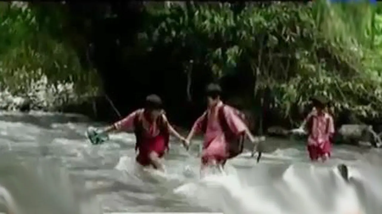 VIDEO: Jembatan Hancur, Siswa di Situbondo Terjang Sungai Deras 