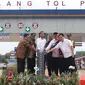 Presiden Joko Widodo (ketiga kiri) didampingi sejumlah menteri meresmikan  Tol JORR II ruas Kunciran-Serpong, Tangerang Selatan, Jumat (6/12/2019). Setelah peresmian, ruas tol sepanjang 11,1 km tersebut siap digunakan oleh masyarakat jelang Natal 2019 dan Tahun Baru 2020. (Liputan6.com/Angga Yuniar)