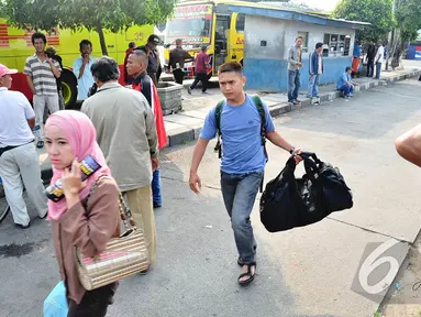 Sejumlah pemudik mulai berdatangan di Terminal Bus Pulogadung, Jakarta, Jumat (1/8/14). (Liputan6.com/Faizal Fanani)