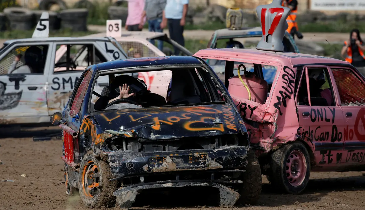 Pengemudi berkompetisi saling menghancurkan mobil 'Demolition Derby' wanita pertama di Ta 'Qali, Malta pada 10 Maret 2019. Pemenang ajang tersebut adalah mereka yang sanggup bertahan hingga permainan usai. (REUTERS/Darrin Zammit Lupi)