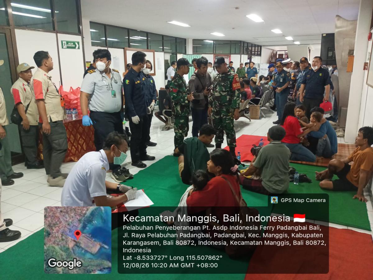 Penumpang KMP Putri Yasmin dievakuasi ke Pelabuhan Padangbai, Rabu (12/8). (Dokumen Kapolsek Padangbai).