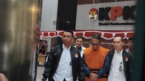 Penampakan Kepala Bea Cukai Kediri Saat Ditahan KPK