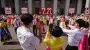 Para siswa ikut serta dalam 'pesta dansa' di luar Grand Theatre sebagai bagian dari acara yang menandai peringatan ke-68 berakhirnya Perang Korea atau disebut sebagai 'Hari Kemenangan dalam Perang Pembebasan Tanah Air Besar', di Pyongyang (27/7/2021). (AFP/STR/KCNA VIA KNS)