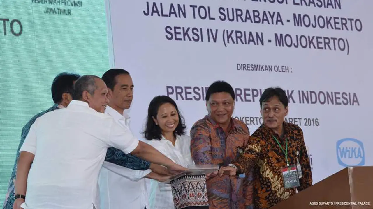 Presiden Jokowi resmikan Jalan Tol Surabaya-Mojokerto. (Liputan6.com/Faizal Fanani)