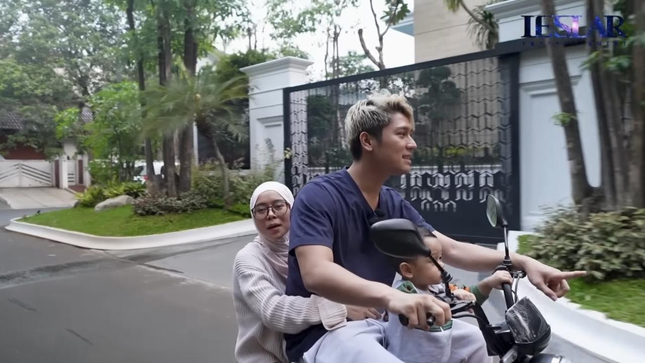 Quality Time ala Lesti Kejora Bareng Keluarga, Keliling Komplek Pakai Sepeda Listrik Sambil Jajan Bakso