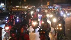 Pemudik sepeda motor memadati jalur simpang Cikalong, Jawa Barat, Jumat (1/7) dini hari. H-5 Lebaran, ratusan pemudik yang menggunakan sepeda motor mulai memadati jalur pantura menuju Jawa Tengah. (Liputan6.com/Angga Yuniar)