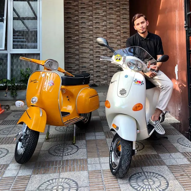 7 Gaya Keren Rifky Alhabsyi, Pesepak Bola dan Aktor yang Koleksi Vespa Klasik