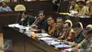 Mendagri Tjahjo Kumolo (keempat kiri) didampingi Sekjen Kemendagri Yuswandi A Tumenggung (ketiga kiri) mengikuti rapat kerja dengan Komisi II DPR RI di Gedung DPR, Senayan, Jakarta, Selasa (23/6). (Liputan6.com/Herman Zakharia)