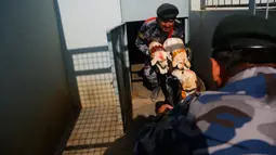 Personel polisi Nepal memegang anak anjing ketika mereka disembah selama festival Tihar di Kathmandu, Selasa (6/11). Selama lima hari perayaan, pemujaan dilakukan pada hewan-hewan berbeda yang erat kaitannya dengan dewa-dewi Hindu. (AP/Niranjan Shrestha)