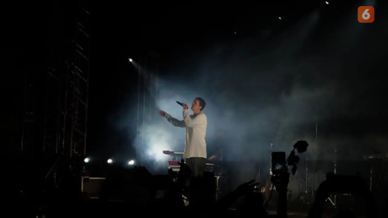 Pesona LANY dalam Konser Malibu Nights di Jakarta Bikin Fans Histeris