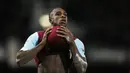 West Ham United, Michail Antonio mencetak satu gol saat timnya mengalahkan Tottenham Hotspurs pada lanjutan Liga Inggris di Stadion Upton Park , Kamis (3/3/2016). (Reuters / Stefan Wermuth)