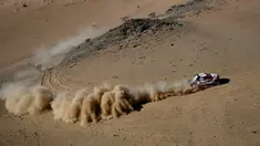 Pembalap Toyota Gazoo Racing Frenando Alonso dan Marc Coma bersaing pada stage pertama Reli Dakar 2020 antara Jeddah dan Al Wajh, Arab Saudi, Minggu (5/1/2020). Alonso mencetak sejarah sebagai juara dunia Formula 1 (F1) pertama yang berlaga di ajang Reli Dakar. (FRANCK FIFE/AFP)