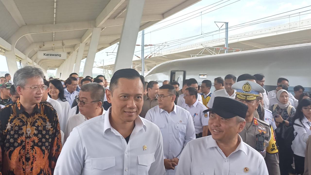 Persemian stasiun kereta cepat Whoosh di Karawang