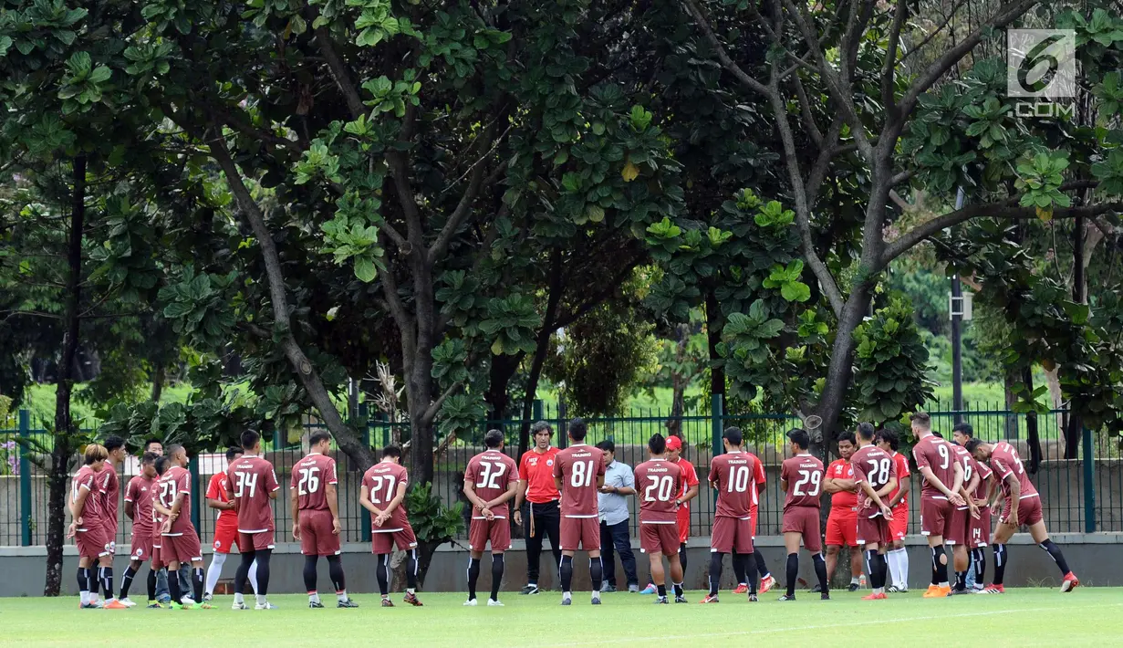 Pelatih Persija, Stefano Cugurra (tengah) memberi arahan saat latihan resmi di Lapangan A Senayan, Jakarta, Selasa (27/2). Persija akan menjamu Tampines Rovers FC pada laga grup H Piala AFC 2018, Rabu (28/2). (Liputan6.com/Helmi Fithriansyah)