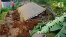 Warga melintas di jalan yang rusak  pascagempa bumi magnitudo 5,6 di Kampung Cisarua, Desa Sarampad, Kabupaten Cianjur, Jawa Barat, Rabu (23/11/2022). Gempa di Kabupaten Cianjur, Jawa Barat, mengakibatkan sejumlah rumah dan jalan rusak parah di Desa Sarampad. (merdeka.com/Arie Basuki)