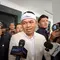 Gubernur Jawa Barat, Dedi Mulyadi, menyerahkan bonus sebesar Rp1 Miliar secara langsung kepada Direktur Utama PT Persib Bandung Bermartabat (PBB), Glenn Sugita di Gedung DPRD Jawa Barat, Rabu (3/6/2026). (Bola.com/Erwin Snaz)