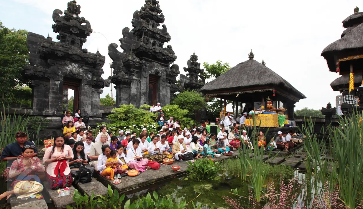Sejumlah umat Hindu (Bali) di Eropa hadir dalam perayaan Saraswati di Pura Agung Santi Bhuwana yang berada di dalam lokasi Pairi Daiza Zoo and Botanical Garden yang tarletak di kota Brugelette propinsi Hainaut di Belgia, (26/6). (Arie Asona)