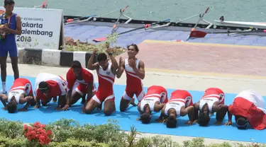 Regu dayung Indonesia bersujud syukur saat merayakan keberhasilan meraih medali emas seusai pertandingan dayung kelas ringan delapan putra Asian Games 2018 di JSC Lake Jakabaring, Palembang, Jumat (24/8). (ANTARA FOTO/INASGOC/Rahmad Suryadi/nym/18)