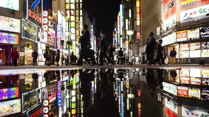 Suasana Malam Pertama Pencabutan Status Darurat COVID-19 di Jepang