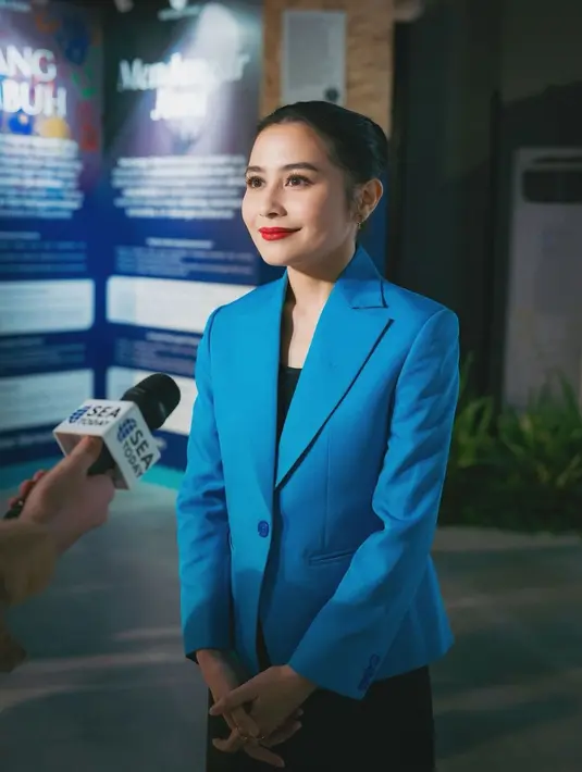 Cantiknya Prilly Latuconsina dibalut outfit formal berupa blazer biru dan makeup flawless yang tak berlebihan, serta pulasan lipstik merah. [Foto: Instagram/prillylatuconsina96]