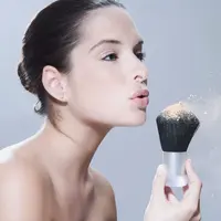 Ilustrasi memakai bedak. (via: istimewa)