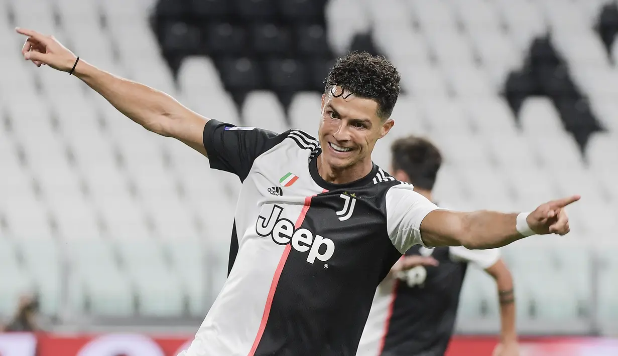 Pemain Juventus Cristiano Ronaldo melakukan selebrasi usai mencetak gol ke gawang Lazio pada pertandingan Serie A di Allianz Stadium, Turin, Italia, Senin (20/7/2020). Dua gol Ronaldo membawa Juventus menang 2-1. (Marco Alpozzi/LaPresse via AP)