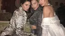 Menurut rumor yang beredar, Bella Hadid meng-unfollow akun Instagram Selena Gomez lantaran tidak terima dengan jalinan cinta Selena Gomez dan The Weeknd. (Instagram/bellahadid)
