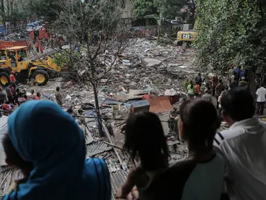 Petugas melakukan upaya penggusuran di kawasan Rawasari Selatan, Jakarta, Kamis (23/7/2015). Pemprov DKI Jakarta mengambil alih lahan seluas 1.300 meter persegi yang selama lima tahun dikuasai pihak swasta. (Liputan6.com/Faizal Fanani)