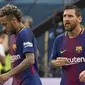 Neymar (kiri) saat ini telah tampil sebanyak 108 kali dan mencetak 105 gol untuk Barcelona. Neymar disarankan untuk pindah jika tidak mau berada pada bayang-bayang Messi.  (AFP/Don Emmert)