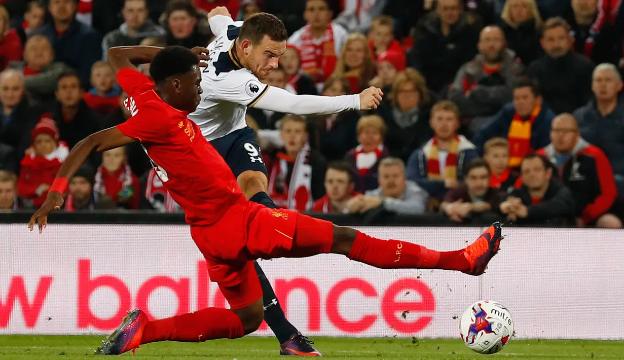Tendangan keras Vincent Janssen yang dihadang pemain Liverpool pada pertandingan Piala Liga Inggris di Stadion Anfield, Liverpool, Inggris (25/10). Hotspur hanya meraih satu gol lewat tendangan penalti yang di cetak oleh Janssen. (Reuters/Phil Noble)