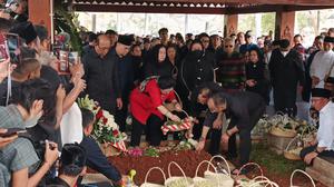 Tabur Bunga Pertama, Megawati Antar Guruh Soekarnoputra ke Peristirahatan Terakhir