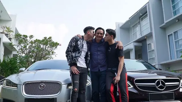 Verrell Bramasta bersama sang adik, Athalla Naufal, saat memberikan ayahnya, Ivan Fadilla sebuah mobil mewah. (Instagram @bramastavrl)