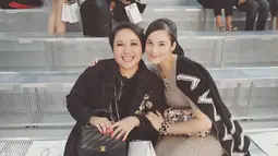 Bagi Chelsea Islan, sang ibunda adalah sosok yang paling menginspirasi hidupnya. Sang ibu diketahui  merupakan salah satu survivor kanker yang sekarang ini berjuang sebagai aktivis kanker. (Liputan6.com/IG/chelseaislan)