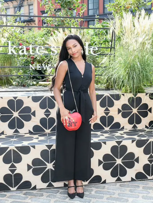 Tak ketinggalan, bintang Gossip Girl, Savannah Smith tampil memesona dalam balutan ponte sleeveless jumpsuit, maren pumps, dan big apple crossbody dari Kate Spade. (dok/katespade)