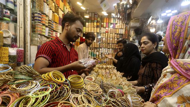 Sambut Lebaran, Warga Pakistan Berburu Perhiasan
