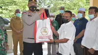 Senyum Semringah Warga Manggarai Barat Dapat Paket Sembako dari Presiden RI