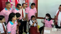 Vaksin HPV Nusagard diberikan kepada siswi kelas 5 dan 6 sekolah dasar (SD) dalam program Bulan Imunisasi Anak Sekolah (BIAS). Kegiatan pemberian vaksin HVP salah satunya berlangsung di SD Negeri 8 Tondano, Kabupaten Minahasa, Sulawesi Utara. Foto: MSD.