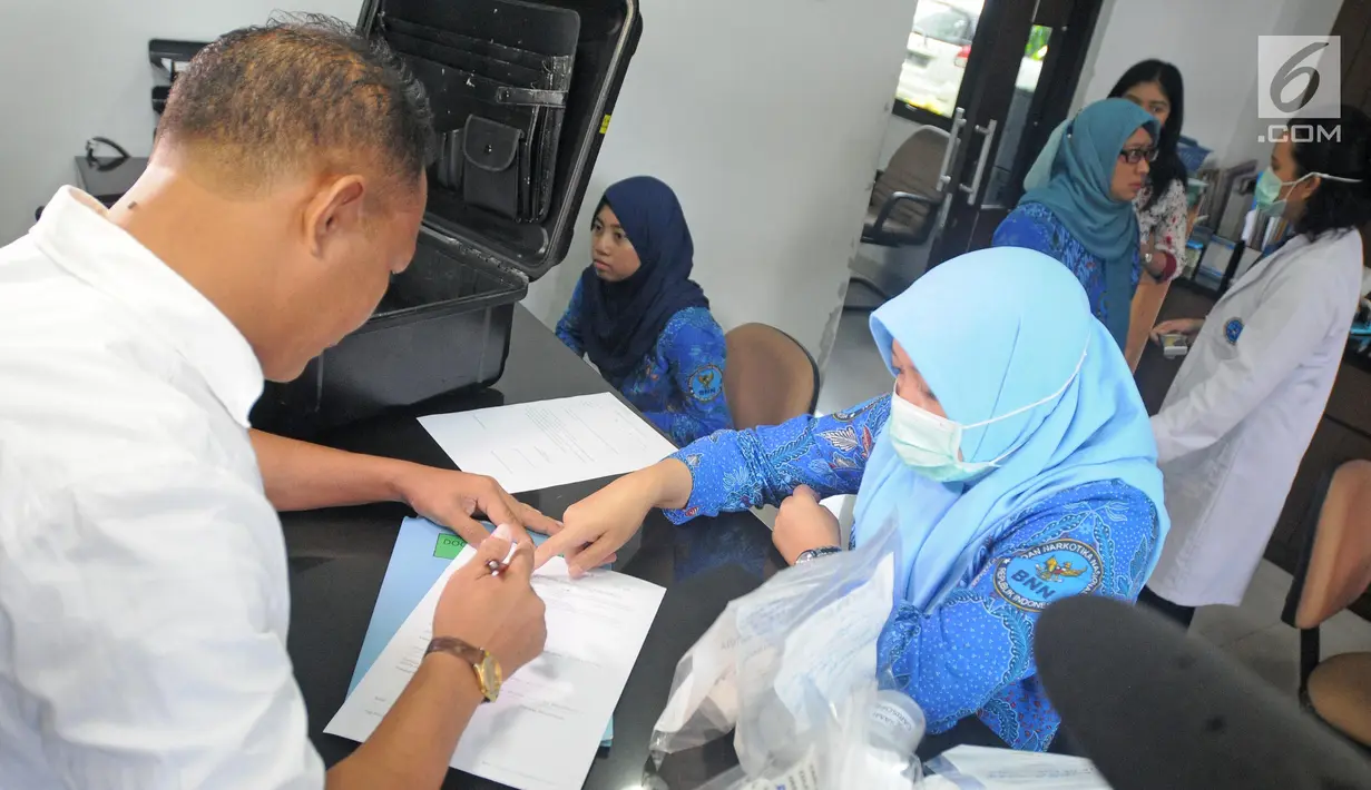 Petugas kepolisian RDTL melakukan pengisian data saat menyerahkan sampel prekursor ke Laboratorium Narkotik BNN di Jakarta, Jumat (9/2). (Liputan6.com/Herman Zakharia)