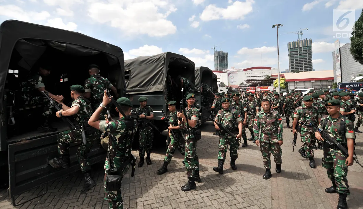Prajurit TNI bersiap melaksanakan Apel Patroli Skala Besar TNI-Polri di JIExpo, Kemayoran, Jakarta, Minggu (14/4). TNI dan POLRI siap mengamankan pelaksanaan Pemilu serentak  17 April 2019 mendatang dengan menjamin keamanan masyarakat sampai ke TPS. (merdeka.com/Iqbal S. Nugroho)