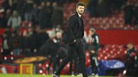 Michael Carrick meninggalkan lapangan pada akhir laga Liga Inggris antara Manchester United dan Arsenal di Old Trafford, Jumat (3/12/2021) dinihari WIB. Carrick membawa MU menang 3-2. (AP Photo/Dave Thompson)