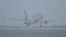 Pesawat komersil terbang saat kabut menyelimuti Bandara International Phuket, Thailand, Jumat (9/10). Tujuh provinsi di daerah selatan Thailand terkena imbas kabut asap Indonesia, namun kondisi di Phuket yang paling parah. (REUTERS/Sooppharoek Teepapan)