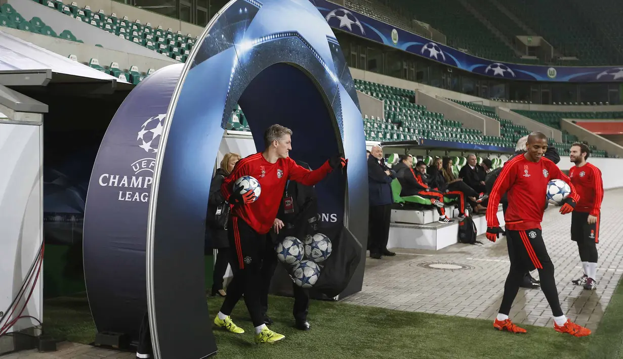 Para pemain Manchester Unitedsaat melakukan uji coba lapangan persiapan menghadapi Wolfsburg pada leg kedua Liga Champions di Stadion Volkswagen Arena, Wolfsburg, Germany, Senin (7/12/2015).  ( Reuters / Carl Recine)