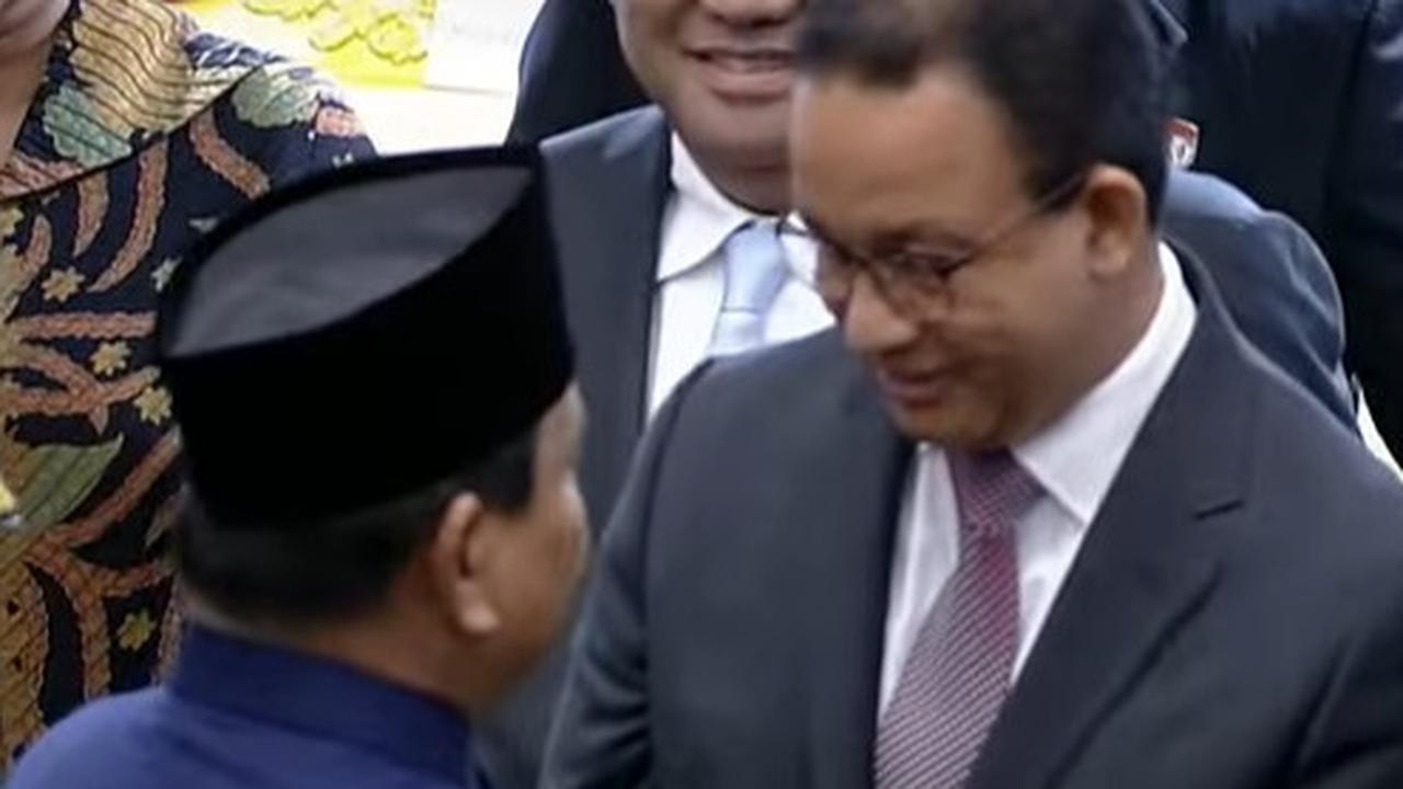 Momen Mesra Usai Pelantikan, Prabowo Rangkul Cipika Cipiki Anies Baswedan dan Foto Selfie dengan Puan Maharani