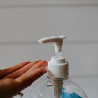 ilustrasi hand sanitizer untuk mencegah virus corona | unsplash.com/@kellysikkema