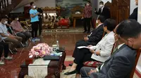 Menlu Retno Marsudi dan beberapa pejabat Kepolisian Indonesia telah lakukan pertemuan dengan para WNI korban penipuan dan perdagangan manusia di Kamboja (Kemlu RI).