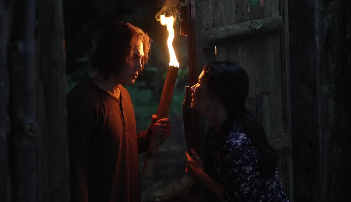 Akun Twitter pemerhati film @bicaraboxoffice memprediksi Qodrat mencapai 1 juta penonton akhir pekan ini. Ia akan jadi film Indonesia ke-12 yang menembus angka keramat sejuta penonton. “Bila tak ada aral melintang, Qodrat bakal tembus sejuta di hari Sabtu, sehari lebih cepat dari Jailangkung Sandekala,” cuitnya pada Jumat (4/11/2022) pagi. (Foto: Dok. Magma Entertainment/ Rapi Films)