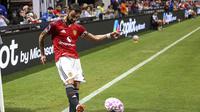 Gelandang Manchester United, Bruno Fernandes, melakukan tendangan sudut pada pertandingan Premier League Summer Series melawan Everton, Senin,&nbsp;4 Agustus 2025, di Atlanta. (AP Photo/Colin Hubbard)