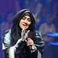 Istri alm. Ustad Jefri Al Buchori, Pipik Dian Irawati menyanyikan lagu berjudul Ibu dalam konser Asa Untuk Gaza di Studio Penta, Jakarta, Kamis (24/7/14). (Liputan6.com/Andrian M Tunay)